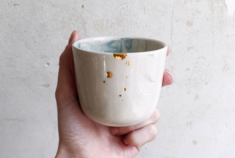 Kubek z kolekcji Marble od Swawole Atelier