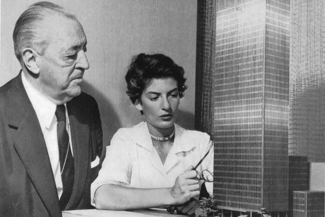 Mies van der Rohe oraz Phyllis Lambert przy modelu Seagram Building Mies van der Rohe oraz Phyllis Lambert przy modelu Seagram Building