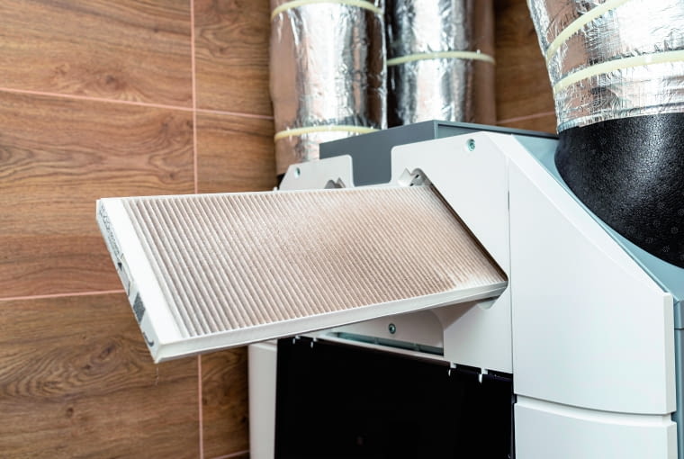 Zdalne sterowanie rekuperacją pozwala stworzyć w domu idealny mikroklimat. Z kolei funkcja monitorowania zużycia energii zapewnia komfort i spokój o wysokość rachunków