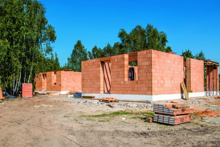 Wyroby z ceramiki różnią się od siebie parametrami technicznymi. Ceramika na ściany nośne powinna mieć odpowiednią wytrzymałość, a ta na zewnętrzne – dodatkowo niską wartość współczynnika przenikania ciepła U Wyroby z ceramiki różnią się od siebie parametrami technicznymi. Ceramika na ściany nośne powinna mieć odpowiednią wytrzymałość, a ta na zewnętrzne – dodatkowo niską wartość współczynnika przenikania ciepła U