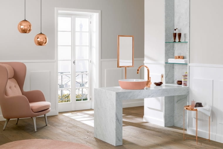 BUDUAROWY RÓŻ. Proste formy, zero ornamentów i zdecydowanie kobiecy charakter. Lekkość oraz biżuteryjny urok nadają łazience armatura w kolorze różowego złota do pary z różową umywalką. Artis, Villeroy&Boch., villeroy-boch.pl