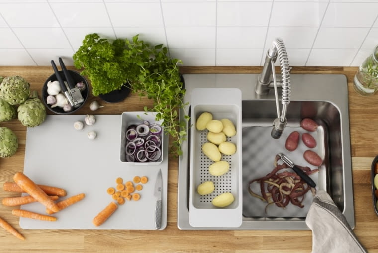 Seria GRUNDVATTNET: deska do krojenia 39,99 zł, pojemnik 9,99 zł, mata 9,99 zł, durszlak 7,99 zł IKEA.