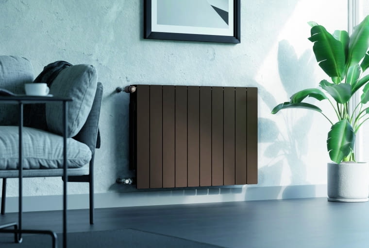 Aluminiowy grzejnik z podłączeniem bocznym. Dzięki budowie modułowej oraz dostępnym zestawom w różnych rozmiarach łatwo dobrać jego moc grzewczą do potrzeb danego wnętrza. Można go łączyć z instalacją z miedzi, stali oraz z rur wielowarstwowych