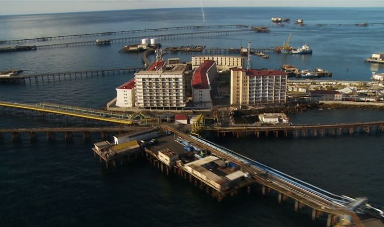 Miasto na morzu w Azerbejdżanie - kadr z filmu Cite du Petrole autorstwa Marca Wolfenbergera Miasto na morzu w Azerbejdżanie - kadr z filmu Cite du Petrole autorstwa Marca Wolfenbergera