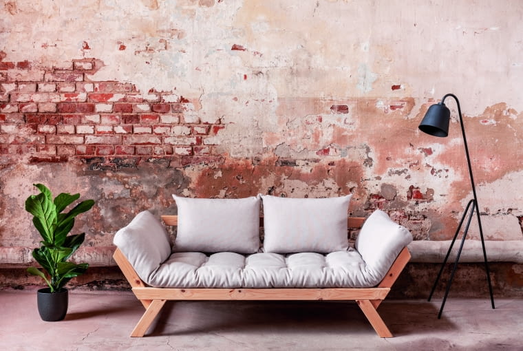 Oszczędnie zaprojektowane wnętrze w połączeniu z charakterystycznym kolorem cegły tworzy minimalistyczną i oryginalną przestrzeń Oszczędnie zaprojektowane wnętrze w połączeniu z charakterystycznym kolorem cegły tworzy minimalistyczną i oryginalną przestrzeń