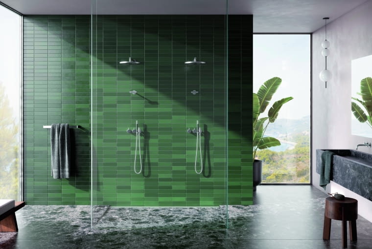 W teorii zieleń to jeden z najbardziej uspokajających i odprężających kolorów. Od kilku lat ta barwa ożywia wystrój łazienek, również w postaci naturalnej roślinno