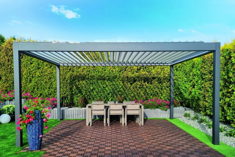 Samodzielna konstrukcja zapewnia niezależność od ścian nośnych domu, co jest korzystne w przypadku budynków o słabszej konstrukcji lub ograniczonej nośności ścian Samodzielna konstrukcja zapewnia niezależność od ścian nośnych domu, co jest korzystne w przypadku budynków o słabszej konstrukcji lub ograniczonej nośności ścian