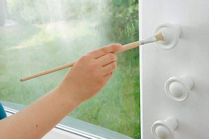 KROK 4. Kiedy klej wyschnie, całe uchwyty malujemy farbą w kolorze dopasowanym do barwy ścian. KROK 4. Kiedy klej wyschnie, całe uchwyty malujemy farbą w kolorze dopasowanym do barwy ścian.