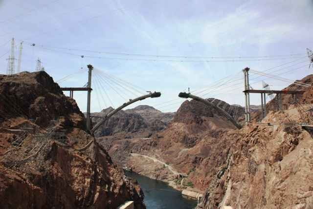 Most Hoover Dam Bypass w USA zostanie ukończony w listopadzie 2010 roku. Odciąży od ruchu samochodowego znajdującą się pół kilometra dalej Zaporę Hoovera konstrukcja, beton, ameryka, usa, most