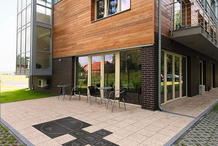 GRA W KLASY we własnym ogrodzie? To możliwe dzięki śrutowaniu betonu - w ten sposób na jego powierzchni powstają litery lub inne wzory.