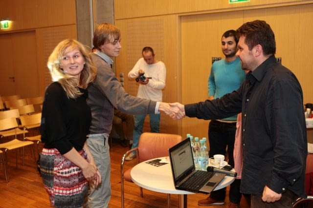 Laureaci odbierają nagrody z rąk jury Laureaci odbierają nagrody z rąk jury