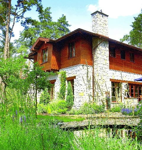 Dobre rozwiązanie: lżejsze drewno umieszczono nad cięższym kamieniem ONE TIME USE ONLY DO JEDNOKROTNEJ PUBLIKACJI DOM PIETROWY MUROWANY CZESCIOWO PODPIWNICZONY Z BASENEM I GARAZEM , OGROD FOT. LESZEK JAMPOLSKI PUBLIKACJA LADNY DOM NR 11 (97) - 11 2006