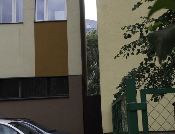 Szpara między blokami przy Żelaznej 74 i Chłodnej 22. Tu powstanie plomba 28.06.2011 WARSZAWA , SZCZELINA MIEDZY BUDYNKAMI UL. CHLODNA 22 I ZELAZNA 74 MA BYC ZABUDOWANA . FOT. FRANCISZEK MAZUR / AGENCJA GAZETA