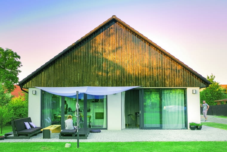 Inwestorzy doceniają  projekty domów w stylu  stodoły między innymi  za ich naturalność,  estetykę oraz  uniwersalność.  Świetnie bowiem  sprawdzają się  zarówno na obszarach  wiejskich, gdzie  harmonijnie współgrają  z krajobrazem, jak   i w nowoczesnych  osiedlach podmiejskich