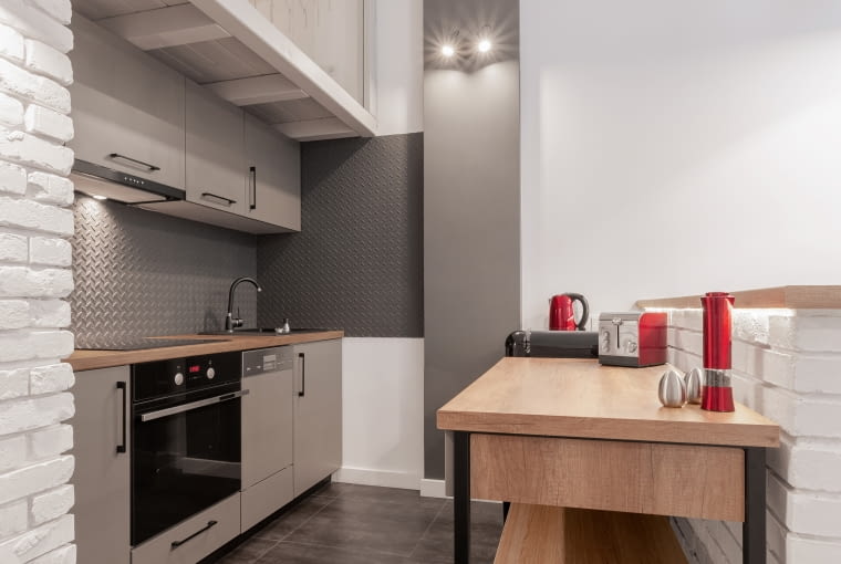 Jasnoszara kuchnia z drewnem