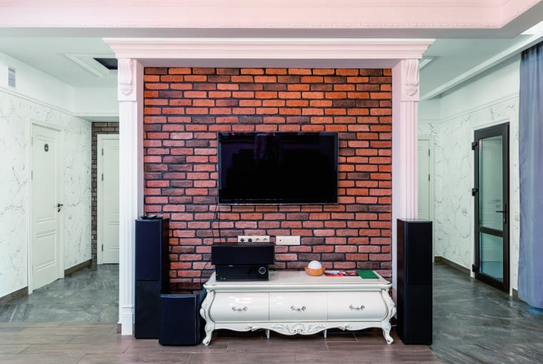 Cegła w salonie dodaje wnętrzu głębi i staje się świetnym tłem zarówno dla nowoczesnych, jak i klasycznych mebli Cegła w salonie dodaje wnętrzu głębi i staje się świetnym tłem zarówno dla nowoczesnych, jak i klasycznych mebli