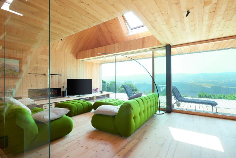 Decydując się na drewniane poddasze, musisz pamiętać o odpowiednim zabezpieczeniu drewna. Dzięki temu ten szlachetny materiał będzie służył przez lata i stanie się prawdziwym atutem przestrzeni