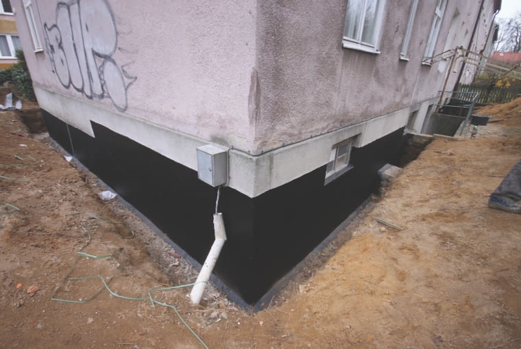 Powłokowe izolacje pionowe (na zdjęciu z masy dyspersyjnej) wymagają odkopania fundamentów Powłokowe izolacje pionowe (na zdjęciu z masy dyspersyjnej) wymagają odkopania fundamentów