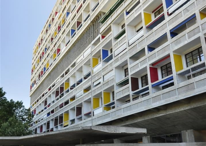 Jednostka Marsylska, proj. Le Corbusier - główne wejście do foyer i tzw. "kaszkiet" nad podjazdem, fasada zachodnia