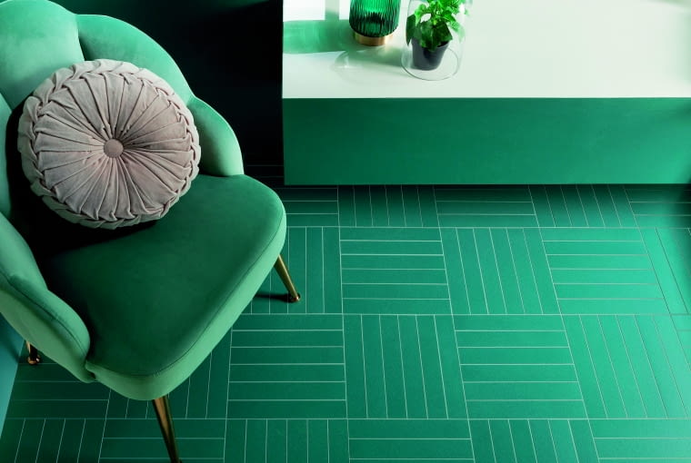 Bazę aranżacyjną stanowią tu eleganckie, niebieskie płytki, ułożone w ciekawy wzór. Pasują do nich obłe kształy innych elementów wystroju Bazę aranżacyjną stanowią tu eleganckie, niebieskie płytki, ułożone w ciekawy wzór. Pasują do nich obłe kształy innych elementów wystroju