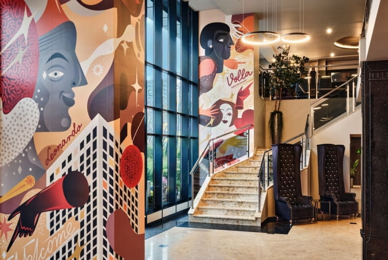 Mural „Stan Nieważkości” w hotelu Leonardo Royal Warsaw