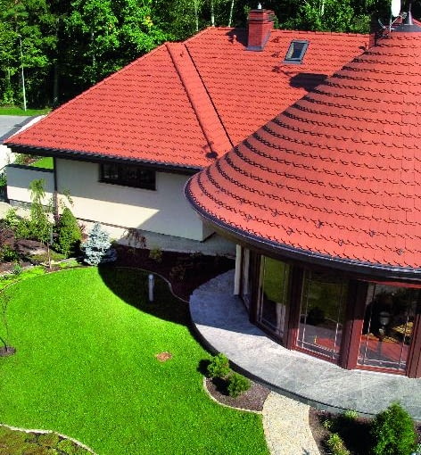 Naturalna powierzchnia karpiówek sprawia, że pokrycie dachu jest matowe dachówki ceramiczne