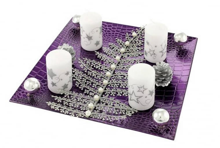 Ozdoby adwentowe. Symboliczna dekoracja na ozdobnym talerzu