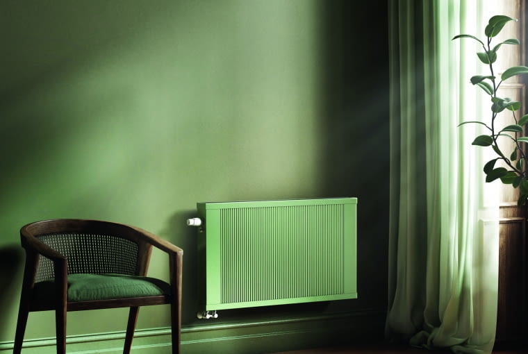 Miedziano-aluminiowy grzejnik ścienny o wysokiej sprawności. Grzeje przez promieniowanie cieplne z powierzchni i przez konwekcję (unoszenie ciepła) swobodną lub wspomaganą (dostępne modele z wentylatorem). Niewielka pojemność wodna i mała masa własna grzejnika decydują o jego dużej sterowalności