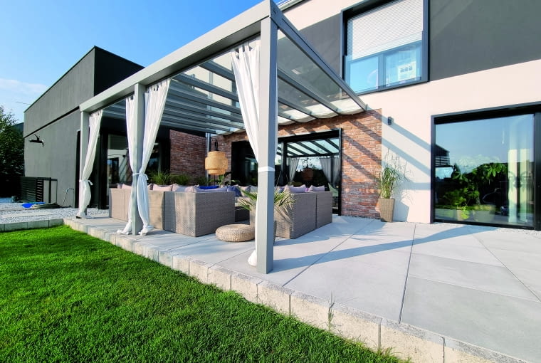 Pergole przylegające do budynku to rozwiązanie dla tych, którzy chcą rozszerzyć przestrzeń tarasu i stworzyć osłoniętą strefę wypoczynku bez konieczności budowy osobnej konstrukcji Pergole przylegające do budynku to rozwiązanie dla tych, którzy chcą rozszerzyć przestrzeń tarasu i stworzyć osłoniętą strefę wypoczynku bez konieczności budowy osobnej konstrukcji