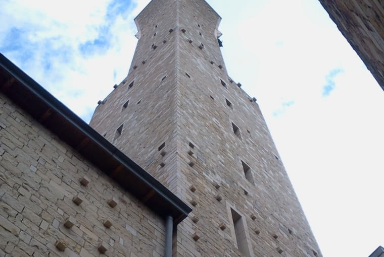 Kościół św. Franciszka z Asyżu i św. Klary w Tychach. Proj. Stanisław Niemczyk, Anna Niemczyk-Wojtecka i Robert Wojtecki Kościół św. Franciszka z Asyżu i św. Klary w Tychach. Proj. Stanisław Niemczyk, Anna Niemczyk-Wojtecka i Robert Wojtecki