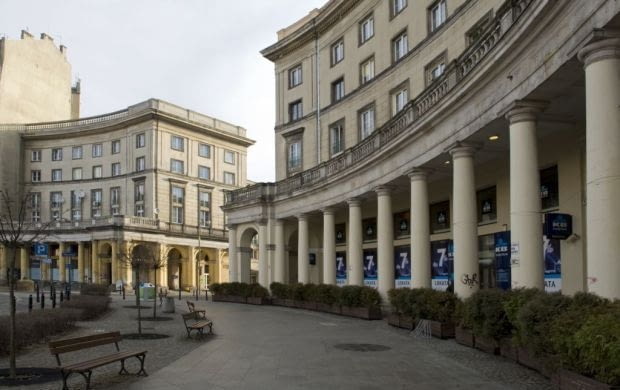 Plac Zbawiciela. Historyczna okrągła forma placu Zbawiciela, włączonego do projektu MDM-u, narzuciła budynkom łukowy plan. Plac otaczają bloki z wysuniętymi podcieniami, nad którymi umieszczono tarasy. Charakterystyczną oprawę placu stanowią kolumny toskańskie, wspierające tarasy, nawiązujące do kolumnad Berniniego z placu św. Piotra w Watykanie. Plastyczną, łukową geometrię fasad podkreślają także linie gzymsów wieńczących i attyk.