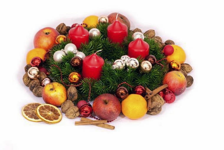 Ozdoby adwentowe. Wieniec obłożony jabłkami, laskami cynamonu i orzechami