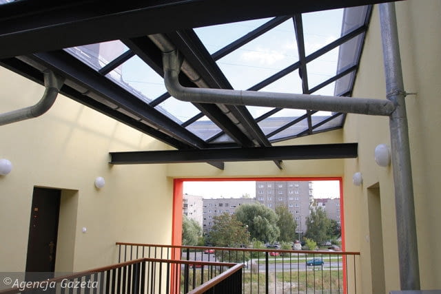 MAKABRYŁA: Kompleks budynków mieszkalnych na Zakrzówku w Krakowie. Wewnątrz otwartej klatki ciągną się rynny. Widać też elementy konstrukcyjne, jak podwieszone belki pod kratownicami świetlików dachowych. Taki widok może wprawić w zakłopotanie niejednego architekta. 02.10.2009 KRAKOW , BLOKI PRZY ULICY PYCHOWICKIEJ , KANDYDAT DO ARCHISZOPY , FOT. MATEUSZ SKWARCZEK / AGENCJA GAZETA