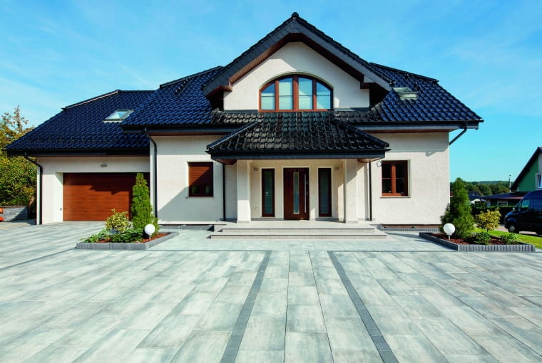 Istnieje grupa materiałów i schematów postępowania przypisana do konkretnego trendu architektonicznego – w klasyce sprawdzą się m.in. melanże kolorystyczne