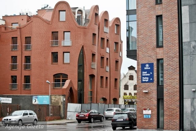 7. (Krzywy) hotel w Gdańsku. Budynek stanął w śródmieściu na rogu ulic Grodzkiej i Sukienniczej. Patrząc na falujące elewacje hotelu nie sposób pominąć skojarzeń z architekturą Antonio Gaudiego lub Krzywym Domkiem w Sopocie, który stoi przy słynnym Monciaku - jego projekt także pochodzi z Pracowni Architektonicznej Szotyńscy. . Od patrzenia na ten powyginany budynek może się zakręcić w głowie (Krzywy) hotel w Gdańsku. Budynek stanął w śródmieściu na rogu ulic Grodzkiej i Sukienniczej. Patrząc na powyginane elewacje hotelu nie sposób pominąć skojarzeń z architekturą Antonio Gaudiego lub Krzywym Domkiem w Sopocie, który stoi przy słynnym Monciaku - jego projekt także pochodzi z Pracowni Architektonicznej Szotyńscy.