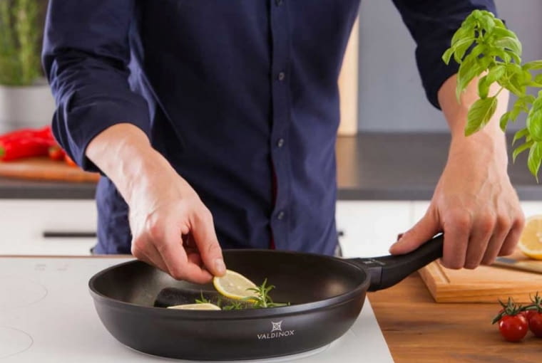 Znacznym ułatwieniem podczas gotowania są naczynia z powłoką nieprzywierającą. funkcjonalna kuchnia