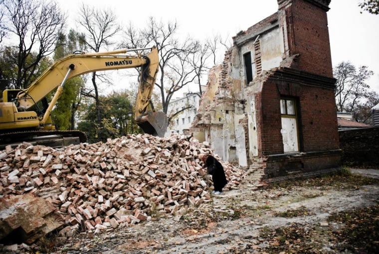 Koparka wyburza ściany zabytkowych koszar przy Łazienkach, październik 2011 r. 23.10.2011 WARSZAWA ,ZBURZONE ZABYTKOWE CARSKIE KOSZARY PRZY ULICY 29 LISTOPADA . FOT. FILIP KLIMASZEWSKI / AGENCJA GAZETA SLOWA KLUCZOWE: ZABYTEK