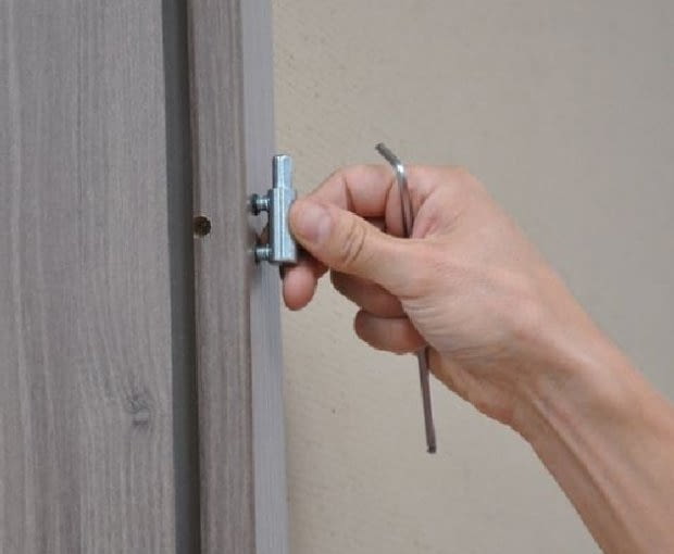 Skrzydła drzwi rozwieralnych wiesza się na zawiasach, pozwalających regulować ich położenie w trzech płaszczyznach. Skrzydła drzwi rozwieralnych wiesza się na zawiasach, pozwalających regulować ich położenie w trzech płaszczyznach.