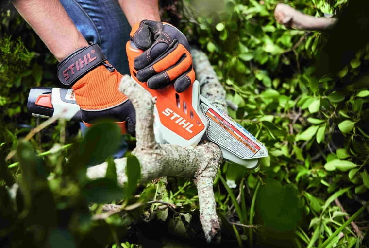 W ogrodzie przyda się wszechstronna akumulatorowa przecinarka do drewna. Wykorzystamy ją do przycinania drzew i krzewów, rozdrabniania odpadów zielonych i prac stolarskich W ogrodzie przyda się wszechstronna akumulatorowa przecinarka do drewna. Wykorzystamy ją do przycinania drzew i krzewów, rozdrabniania odpadów zielonych i prac stolarskich