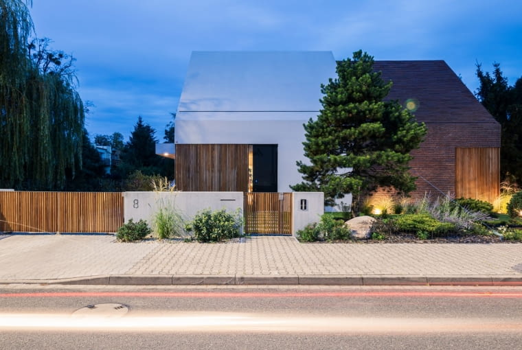 Dom Przełany na osiedlu Oporów we Wrocławiu. Proj. S3NS Architektura - Igor Kaźmieraczak Dom przełany na osiedlu Oporów we Wrocławiu. Proj. S3NS Architektura - Igor Kaźmieraczak