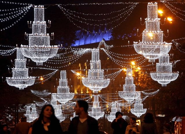 Gruzja: Ulice Tbilisi udekorowane świetlistymi żyrandolami ze światełek. People walk on the street illuminated with Christmas decorations in Tbilisi, December 6, 2009. REUTERS/David Mdzinarishvili(GEORGIA SOCIETY RELIGION IMAGES OF THE DAY)