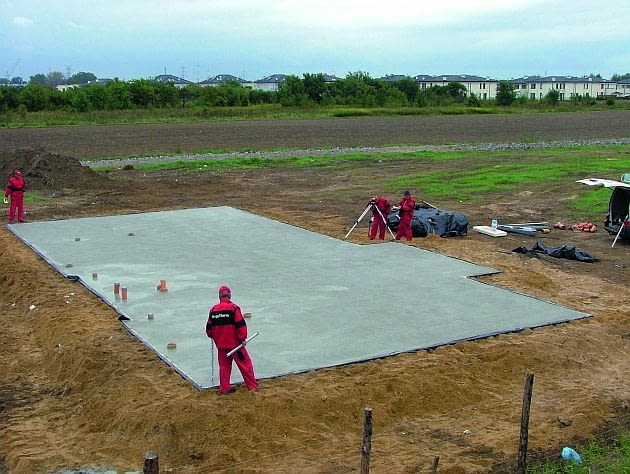 Zamiast na ławach i ścianach fundamentowych dom można posadowić na żelbetowych płytach fundamentowych płyty fundamentowe, płyta fundamentowa, fundamenty