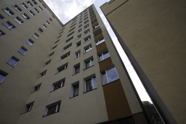 Szpara między blokami przy Żelaznej 74 i Chłodnej 22. Tu powstanie plomba 28.06.2011 WARSZAWA , SZCZELINA MIEDZY BUDYNKAMI UL. CHLODNA 22 I ZELAZNA 74 MA BYC ZABUDOWANA . FOT. FRANCISZEK MAZUR / AGENCJA GAZETA