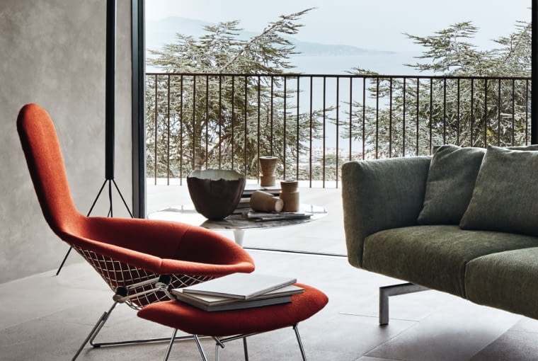 Metal pokryty chromem to doskonały materiał do nowoczesnych wnętrz Salon w stylu nowoczesnym