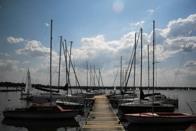 07.06.2008 SLAWA , WOJ LUBUSKIE , JEZIORO SLAWSKIE , REGATY ZEGLARSKIE KLASY OMEGA , ZAGLOWKA , ZAGLOWKI , ZAGLE , WAKACJE , WYPOCZYNEK . FOT. SEBASTIAN RZEPIEL / AGENCJA GAZETA PLYTA ZIELONA GORA NR 249