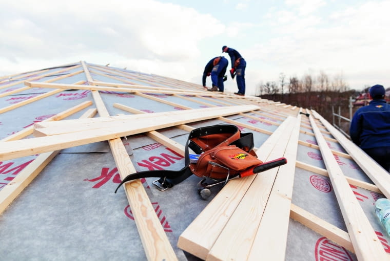 Na prawidłowe funkcjonowanie dachu składa się wiele elementów. Niezwykle ważną część  całej jego konstrukcji stanowi warstwa wstępnego krycia