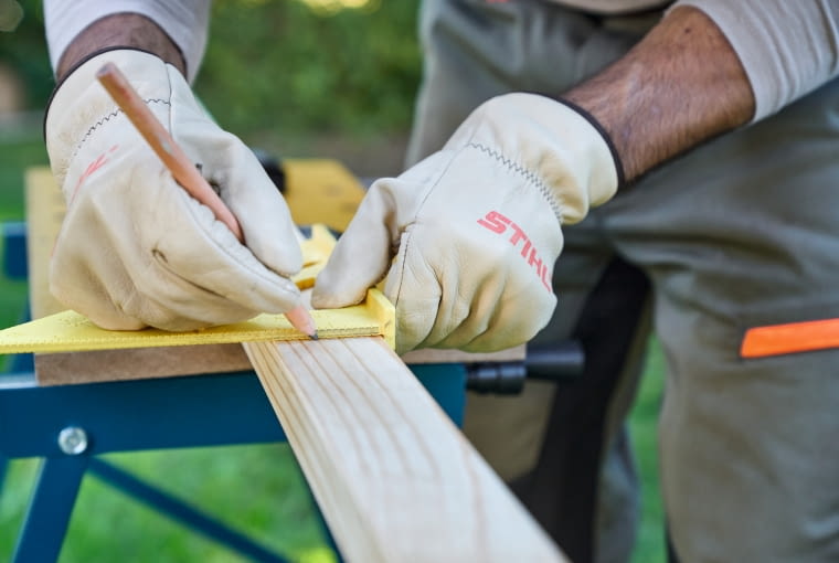Krok 1. Zmierz i oznacz drewno Najpierw zmierz drewno, z którego wykonasz koziołek. Następnie za pomocą trójkąta kreślarskiego wyznacz pożądane długości. Potrzebne będą listwy drewniane o długości: 1 × 65 cm, 2 × 67 cm, 1 × 95 cm, 2 × 100 cm, 1 × 123 cm i 2 × 128 cm. Drewniane deski powinny mieć długość: 4 × 70 cm i 1 × 75 cm.