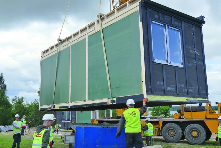 Budowa modułowa eliminuje np. błędy wykonawcze – moduły powstają w kontrolowanym środowisku (fabryce), dzięki czemu nie ma obawy, że ekipa budowlana popełni błędy na etapie wznoszenia obiektu Budowa modułowa eliminuje np. błędy wykonawcze – moduły powstają w kontrolowanym środowisku (fabryce), dzięki czemu nie ma obawy, że ekipa budowlana popełni błędy na etapie wznoszenia obiektu