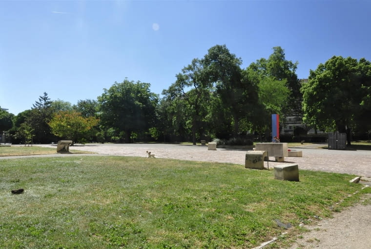 Jednostka Marsylska, proj. le Corbusier - dziedziniec od wschodniej strony budynku