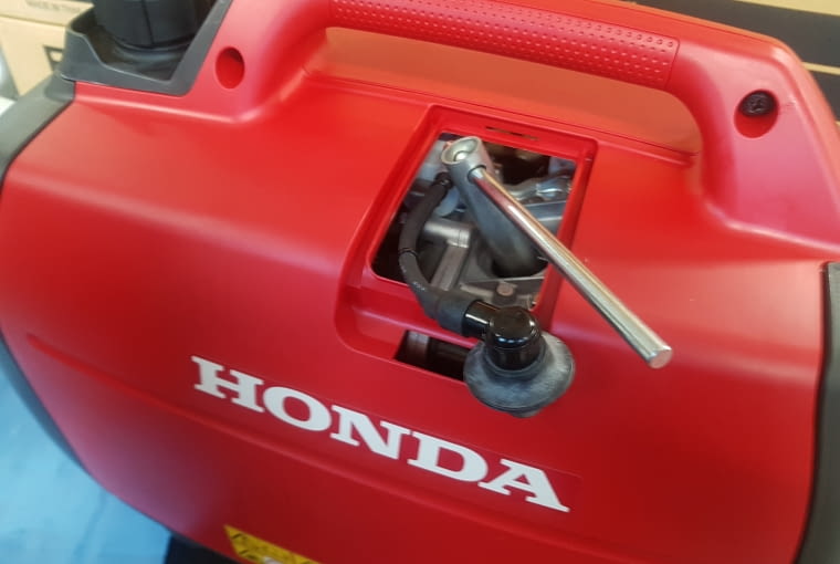 Kontrola i wymiana świecy zapłonowej na przykładzie agregatu prądotwórczego Honda EU 22i